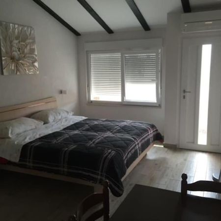 Apartment, 200M From Sea 브르토니글라 외부 사진