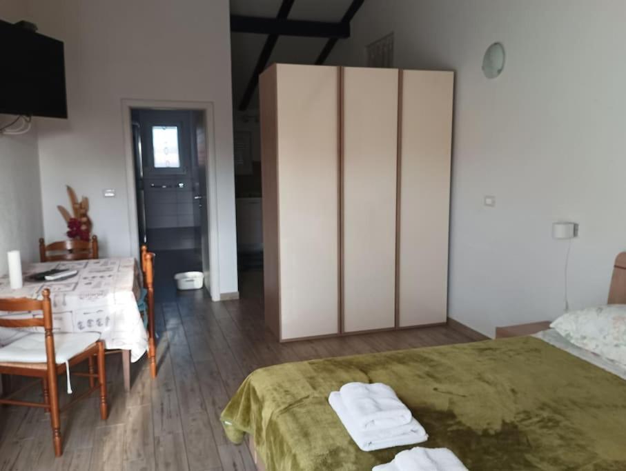 Apartment, 200M From Sea 브르토니글라 외부 사진